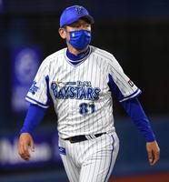 ７回、選手の交代を告げ引き揚げる三浦監督（撮影・開出牧）