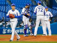 ２回、追加点を許して降板するＤｅＮＡ・大貫（左端）＝横浜