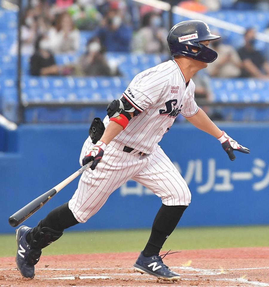 １回、日米通算２５００安打となる右前安打を放つ青木（撮影・伊藤笙子）