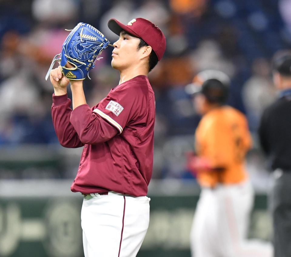 ４回、岡本和（右）に２ランを浴びる則本昂（撮影・西岡正）