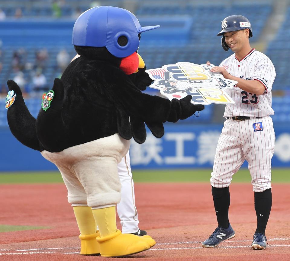 １回、日米通算２５００安打となる右前安打を放ち、つば九郎から記念のボードが送られる青木（撮影・伊藤笙子）