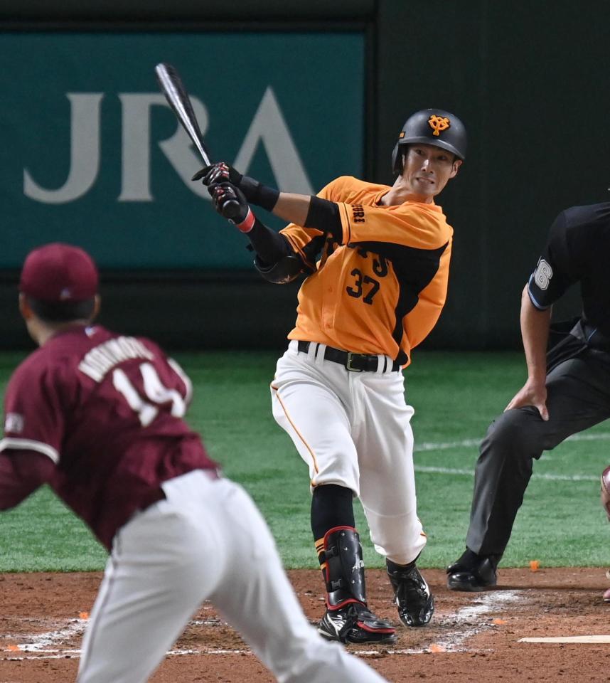 ４回、若林が右中間に２ランを放つ