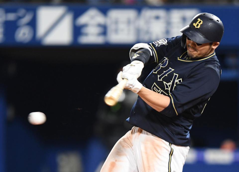 ５回、ピッチャー強襲の適時打を放つＴ－岡田（撮影・開出牧）