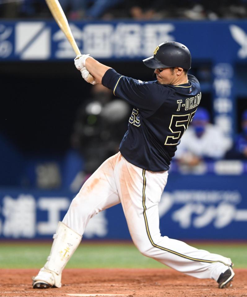 ４回、右前打を放つＴ－岡田（撮影・開出牧）