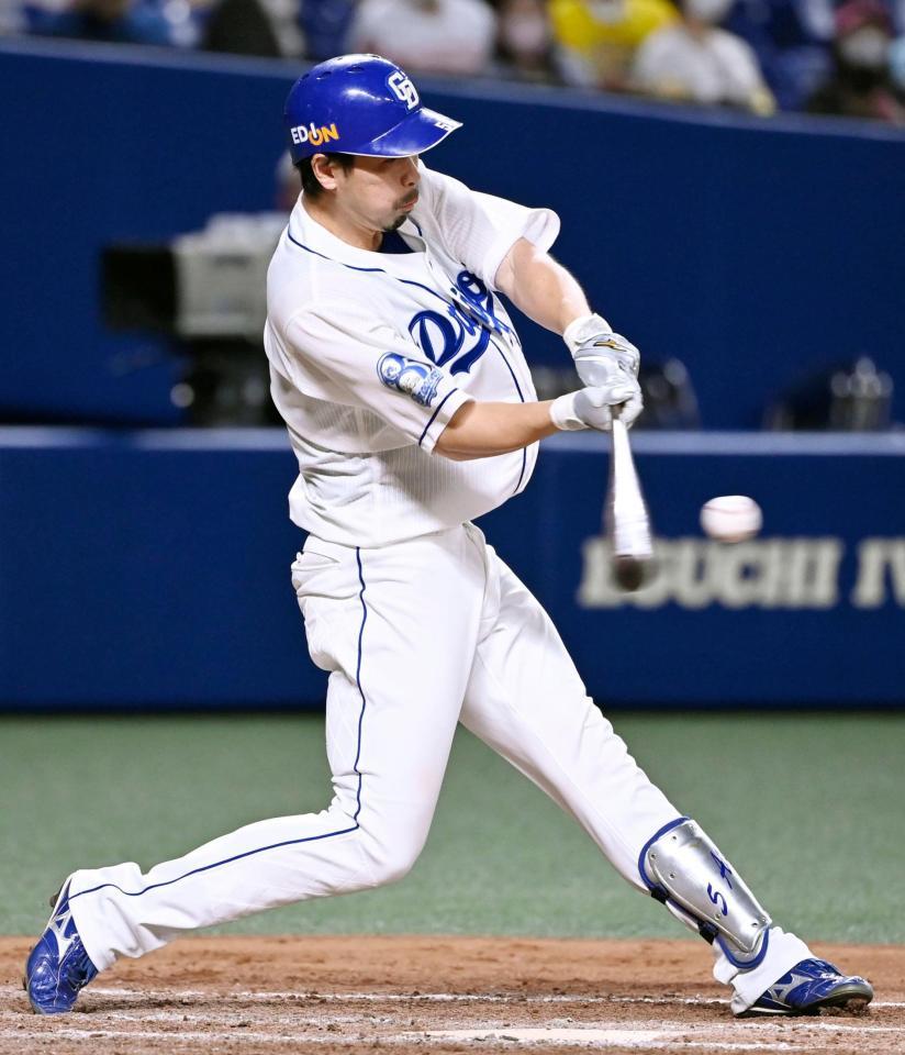 ５回、中日・阿部が左中間に同点二塁打を放つ＝バンテリンドーム