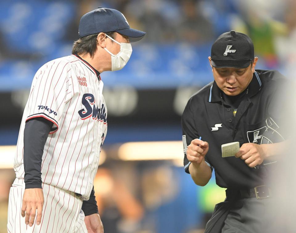 ６回の攻撃を終え、選手交代を球審に伝える高津監督（左）＝撮影・伊藤笙子