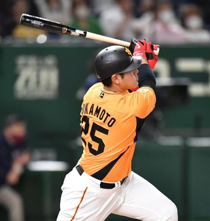 ４回、左越えに２ランを放つ岡本和（撮影・西岡正）