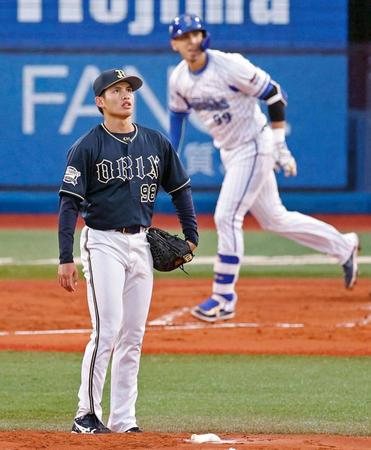 １回ＤｅＮＡ２死一、三塁、ソト（奥）に逆転３ランを浴びたオリックス・張奕＝横浜
