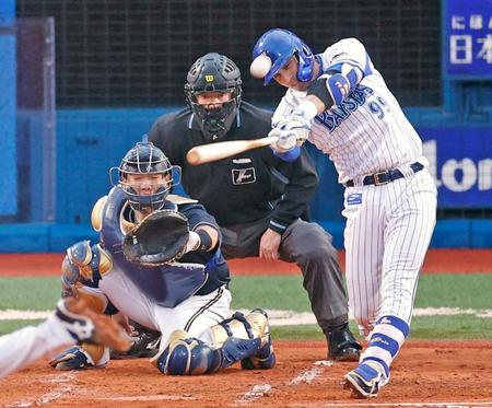 １回ＤｅＮＡ２死一、三塁、ソトが左越えに逆転３ランを放つ。捕手頓宮＝横浜