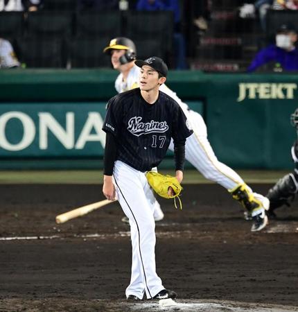 ５回、ロッテ・佐々木朗は阪神・サンズに適時二塁打を許す＝甲子園（撮影・山口登）