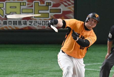 ７回裏１死二塁、スモークがバットを折られ三ゴロに倒れる＝東京ドーム