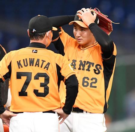 ５回、ピンチを招き、マウンドに向かった桑田コーチ（左）の言葉に耳を傾ける巨人・横川＝東京ドーム（撮影・西岡正）