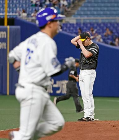 ４回、中日・木下拓（手前）に３ランを浴びたソフトバンク・笠谷＝バンテリンドーム