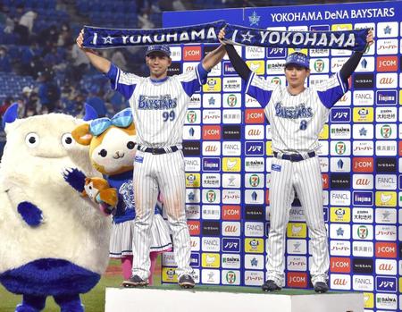 お立ち台に立つソト（左）と神里（撮影・佐藤厚）