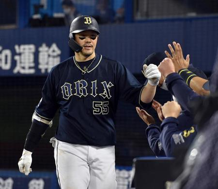 ６回、オリックス・Ｔ-岡田は右越えソロを放つ＝横浜スタジアム（撮影・佐藤厚）