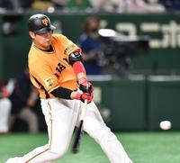 ４回巨人１死一塁、左越えに勝ち越し２ランを放つ巨人・岡本和真＝東京ドーム（撮影・西岡正）