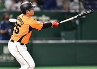 ４回、左越えに２ランを放つ岡本和（撮影・西岡正）