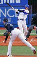 １回ＤｅＮＡ無死、神里が右越えに本塁打を放つ。投手張奕＝横浜