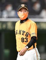 ６回、投手交代を告げてベンチへ戻る原監督（撮影・西岡正）