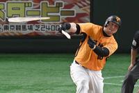 ７回裏１死二塁、スモークがバットを折られ三ゴロに倒れる＝東京ドーム