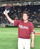 ３勝目を挙げ、レフトスタンドに向かって帽子を振る楽天・滝中＝東京ドーム（撮影・西岡正）