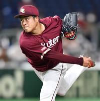 巨人に先発し力投する楽天・滝中＝東京ドーム（撮影・西岡正）