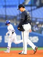 １回、オリックス・張奕はＤｅＮＡ・ソト（左）に逆転３ランを浴びる＝横浜スタジアム（撮影・佐藤厚）