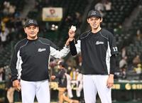 プロ初勝利を挙げたロッテ・佐々木朗は井口監督にウイニングボールを掲げられる＝甲子園（撮影・田中太一）