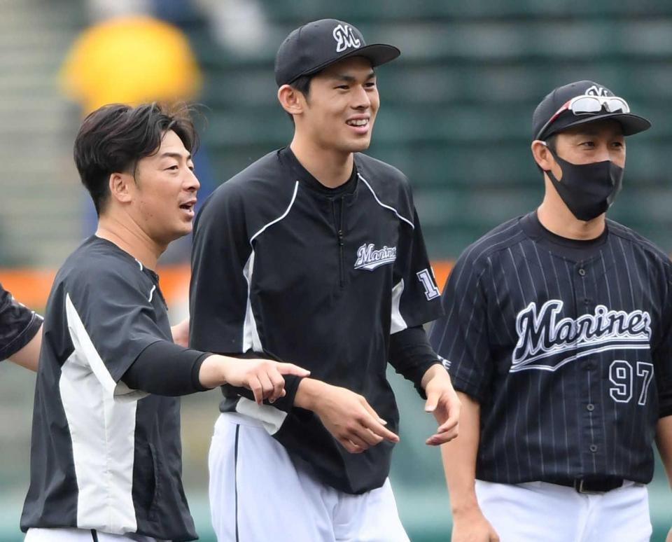 　美馬（左）に走塁練習を促される佐々木朗