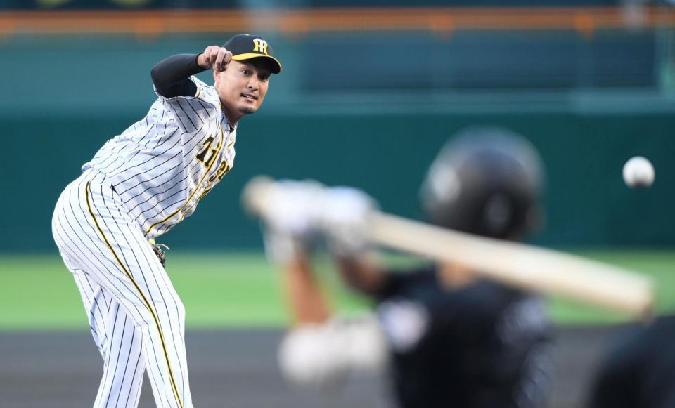 １回、荻野を二ゴロに打ち取る秋山（撮影・田中太一）