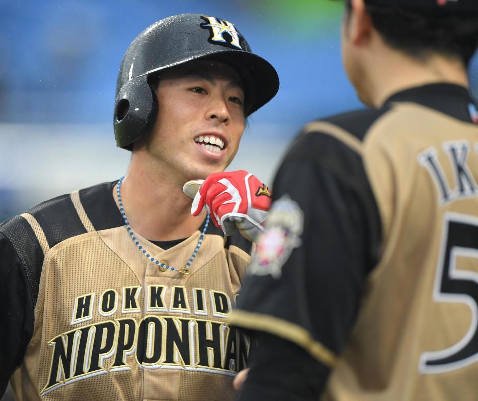 １回、渡辺諒の適時打で生還した三塁走者の日本ハム・五十幡＝神宮球場（撮影・伊藤笙子）