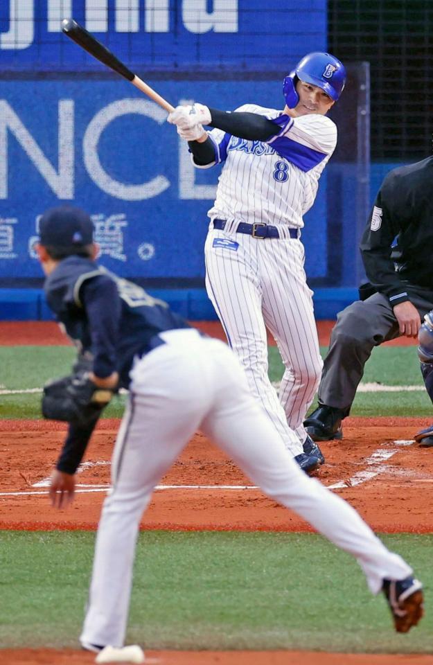 １回ＤｅＮＡ無死、神里が右越えに本塁打を放つ。投手張奕＝横浜