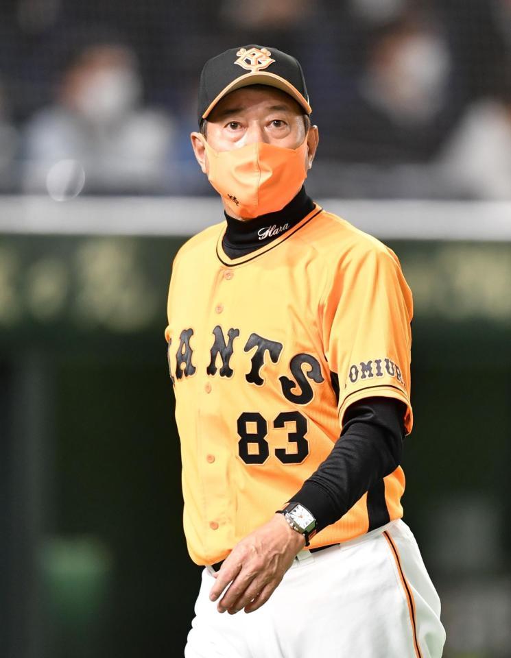 ６回、投手交代を告げてベンチへ戻る原監督（撮影・西岡正）