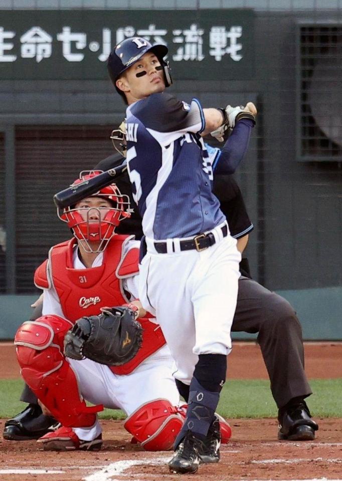 ２回西武１死、若林が左越えに本塁打を放つ。捕手坂倉＝マツダ