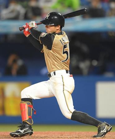 　５回、中前安打を放つ五十幡（撮影・伊藤笙子）