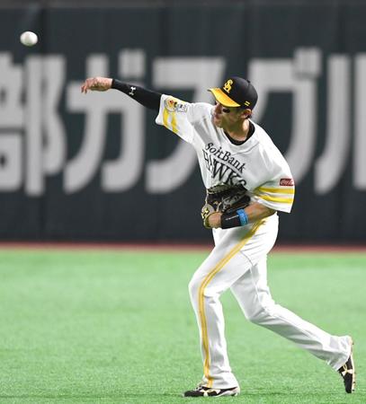 　２回、松原の右前打を処理し、一走・大城を補殺する柳田（撮影・北村雅宏）