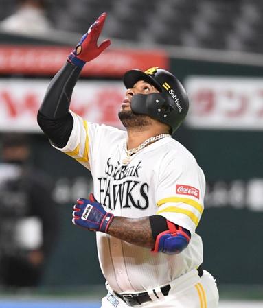 　２回、ソロを放ち、天を見上げるバレンティン（撮影・北村雅宏）