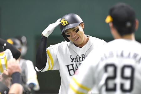 　３回、２ランを放った柳田はベンチ前でヘルメットに触れるしぐさを見せる（撮影・北村雅宏）