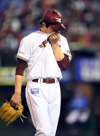 　６回、大和（左）に左越え逆転３ランを打たれ、降板する涌井（撮影・佐藤厚）