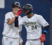 　３回、２ランを放った紅林は杉本に迎えられる（撮影・神子素慎一）