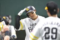 　３回、２ランを放った柳田はベンチ前でヘルメットに触れるしぐさを見せる（撮影・北村雅宏）