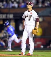 　６回、涌井は大和（左）に左越え逆転３ランを打たれる（撮影・佐藤厚）