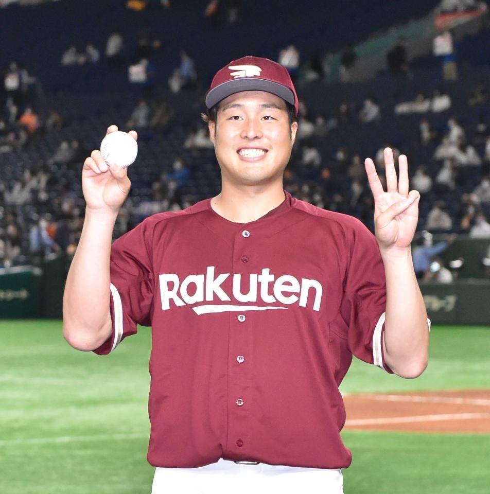 ３勝目を挙げ、ウイニングボールを手に笑顔を見せる楽天・滝中＝東京ドーム（撮影・西岡正）