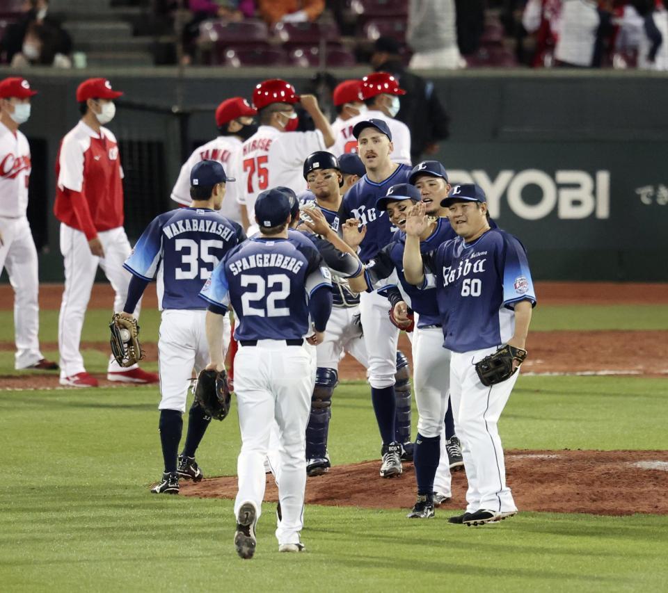 　広島と引き分け、タッチを交わす西武ナイン＝マツダ