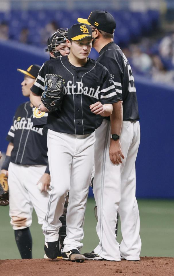 　４回途中で降板するソフトバンク・笠谷（手前）＝バンテリンドーム