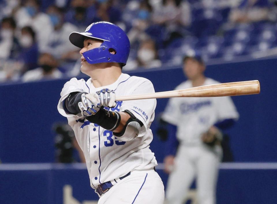 　４回、木下拓が左越えに同点３ランを放つ＝バンテリンドーム