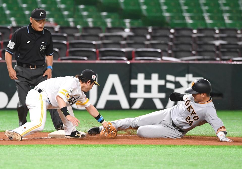 ２回巨人１死一塁、巨人・松原聖弥の右前打で三進を狙った巨人一走・大城卓三（右）はタッチアウトとなる＝ＰａｙＰａｙドーム（撮影・北村雅宏）