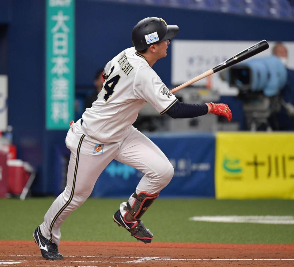 　３回、左中間に２ランを放つ紅林（撮影・神子素慎一）