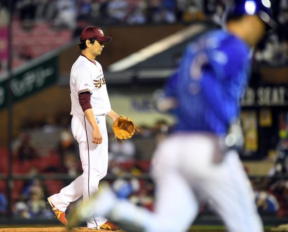 　６回、涌井は大和（右）に左越え逆転３ランを打たれる（撮影・佐藤厚）