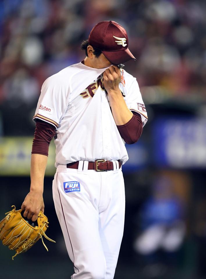 　６回、大和（左）に左越え逆転３ランを打たれ、降板する涌井（撮影・佐藤厚）